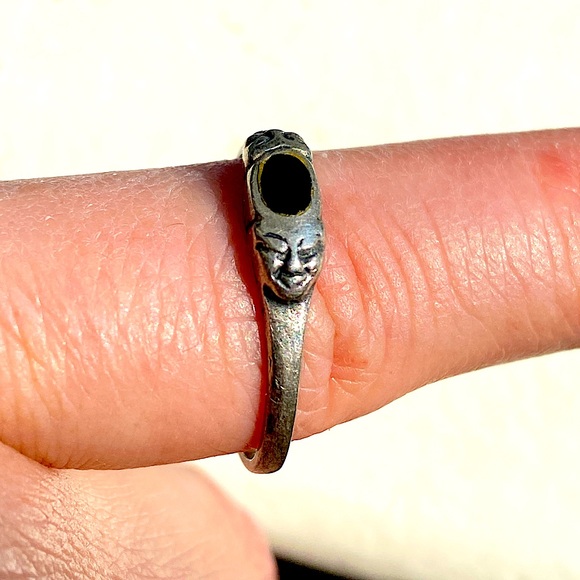 Silver band with faces & black stone 🖤 - Picture 2 of 4